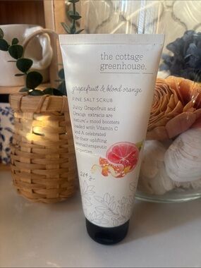 ❤️… The cottage greenhouse Grapefruit & Blood Orange Fine Salt Scrub — White